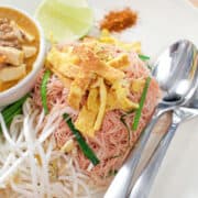 Pink Noodles w/ Coconut Gravy (mee gati) หมี่กะทิ