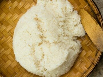 sticky rice on bamboo tray