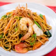 Mie goreng is a classic Indonesian dish that will please the family! Chewy egg noodles stir-fried in a sweet-salty sauce, with lot of crunchy veggies and juicy tomatoes. #easymeal #weeknightrecipe #eggnoodles #asianrecipe #indonesianfood