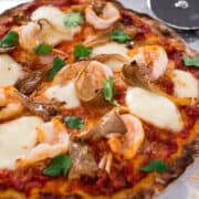 Add some Thai flavours to your pizza with this Tom Yum Pizza recipe. Tart, bold flavours of lemongrass and lime, on an easy, flavourful homemade dough. And it only takes 5 minutes to cook this pizza! #hotthaikitchen #thaipizza #homemadepizza #tomyum