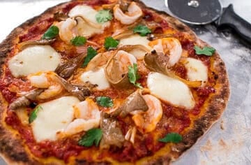 Add some Thai flavours to your pizza with this Tom Yum Pizza recipe. Tart, bold flavours of lemongrass and lime, on an easy, flavourful homemade dough. And it only takes 5 minutes to cook this pizza! #hotthaikitchen #thaipizza #homemadepizza #tomyum
