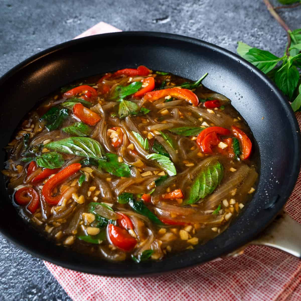 Thai basil sauce fra Kitchen Joy – Leveret med