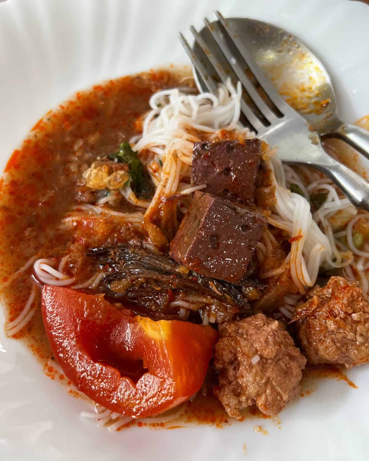 a plate of kanom jeen nam ngiew
