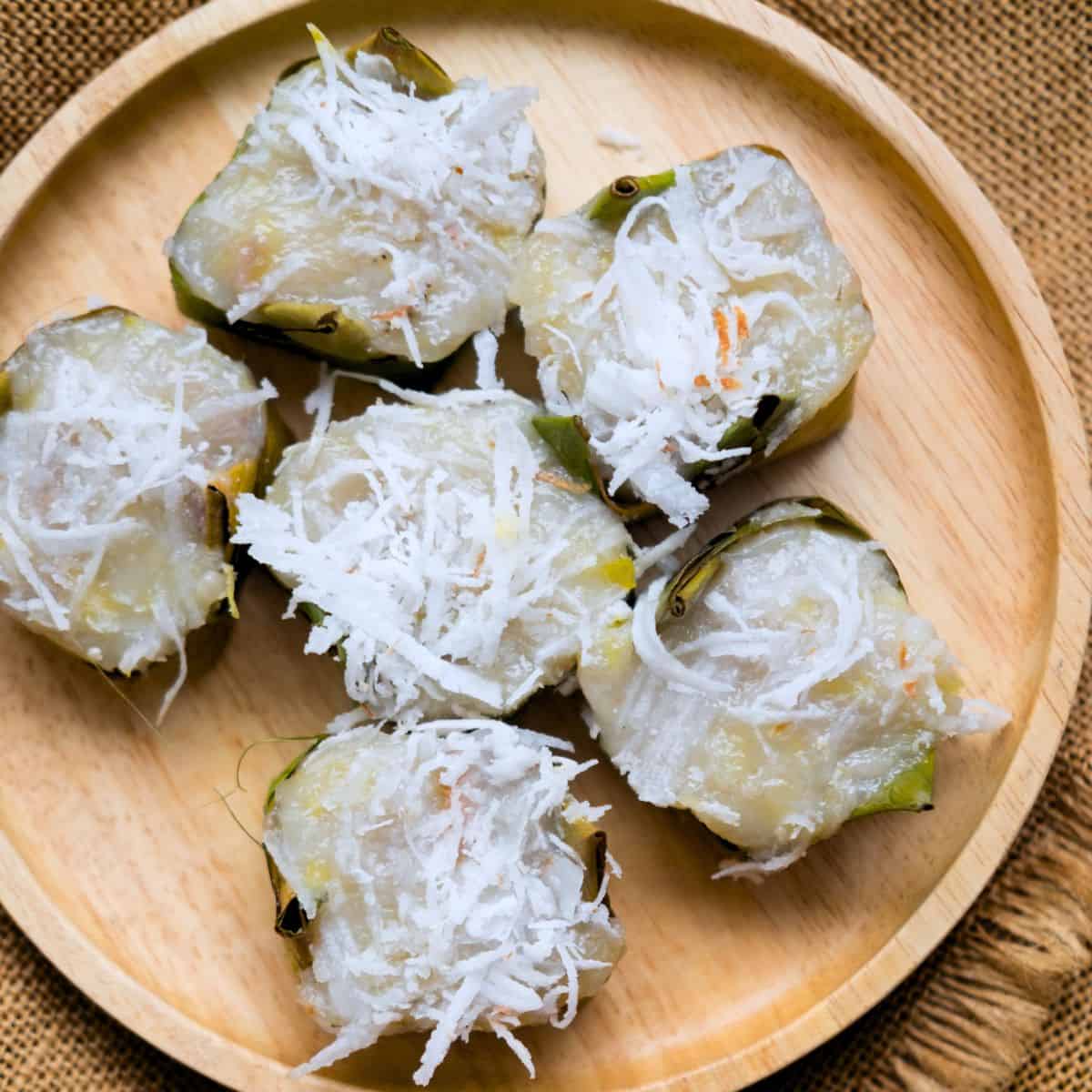 a tray of kanom gluay